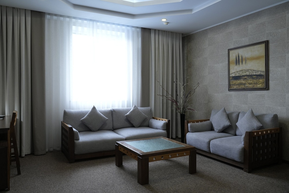 Golden Dragon Hotel 48/75