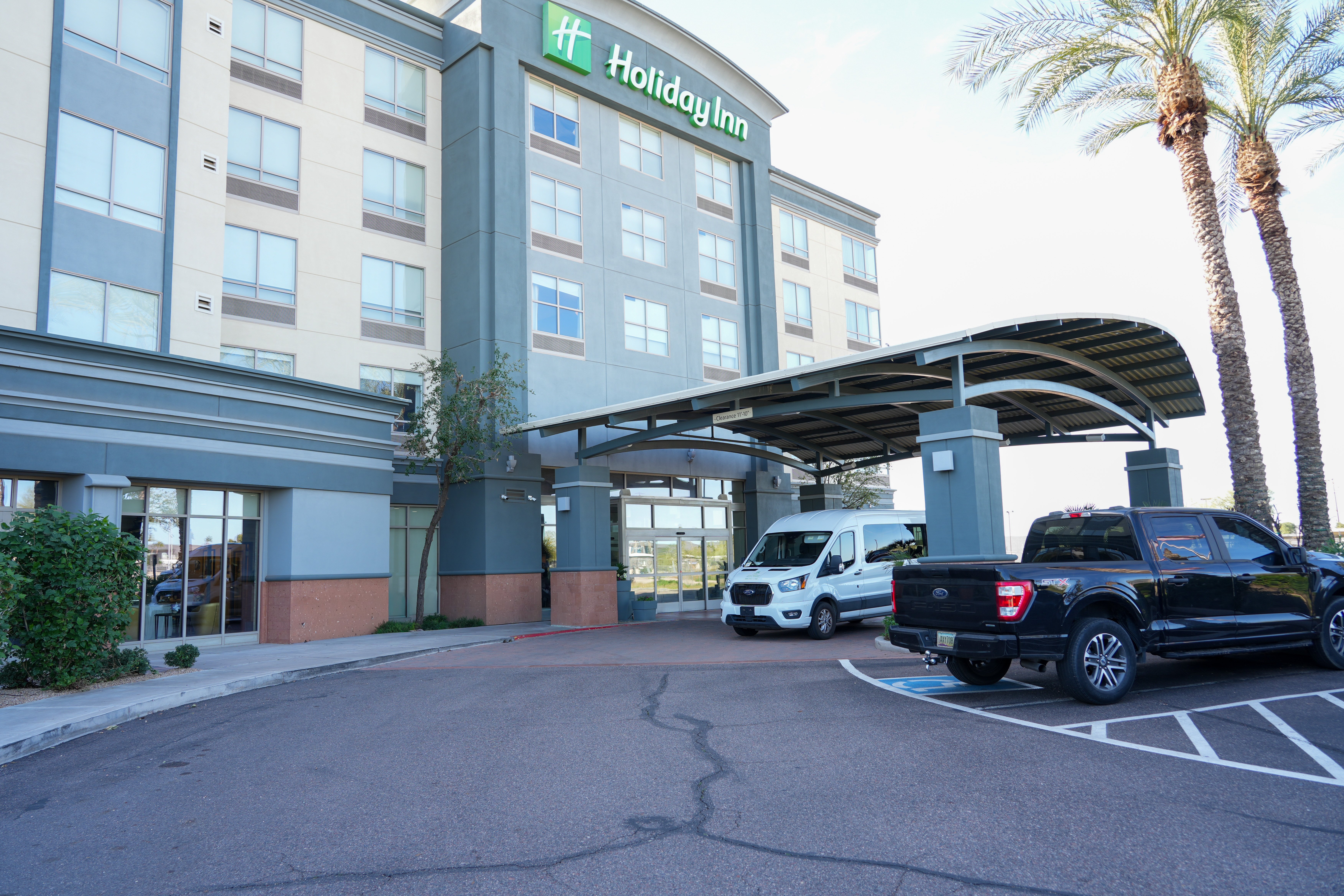 Holiday Inn & Suites Phoenix Airport 69/79