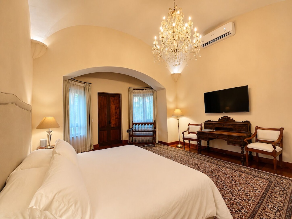 Grand, Suite, King Bed