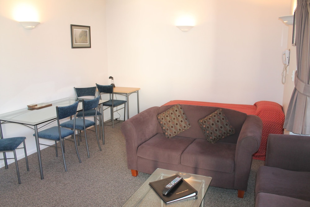 Riverview Motel 27/56