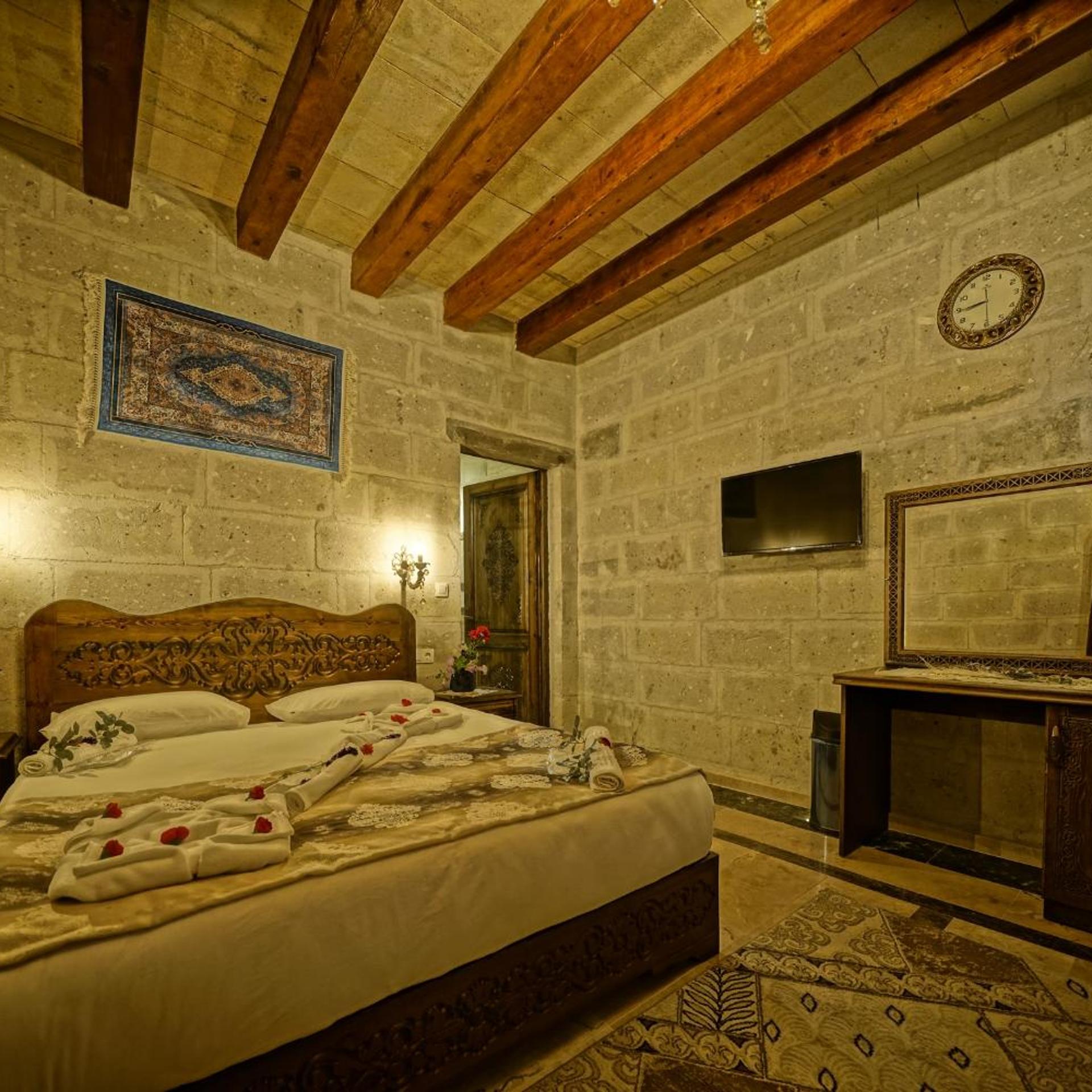 DELUXE, DOUBLE BED