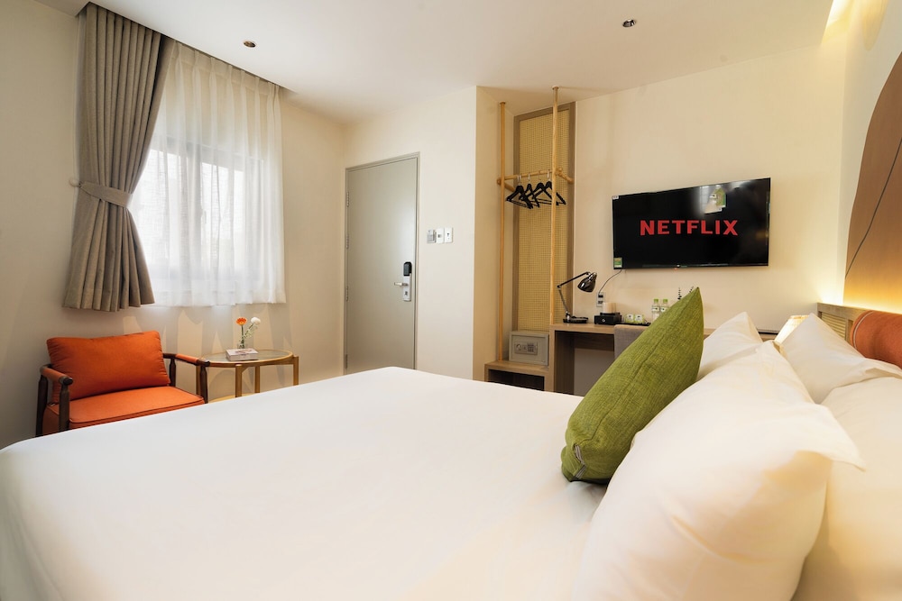 DELUXE, KING BED