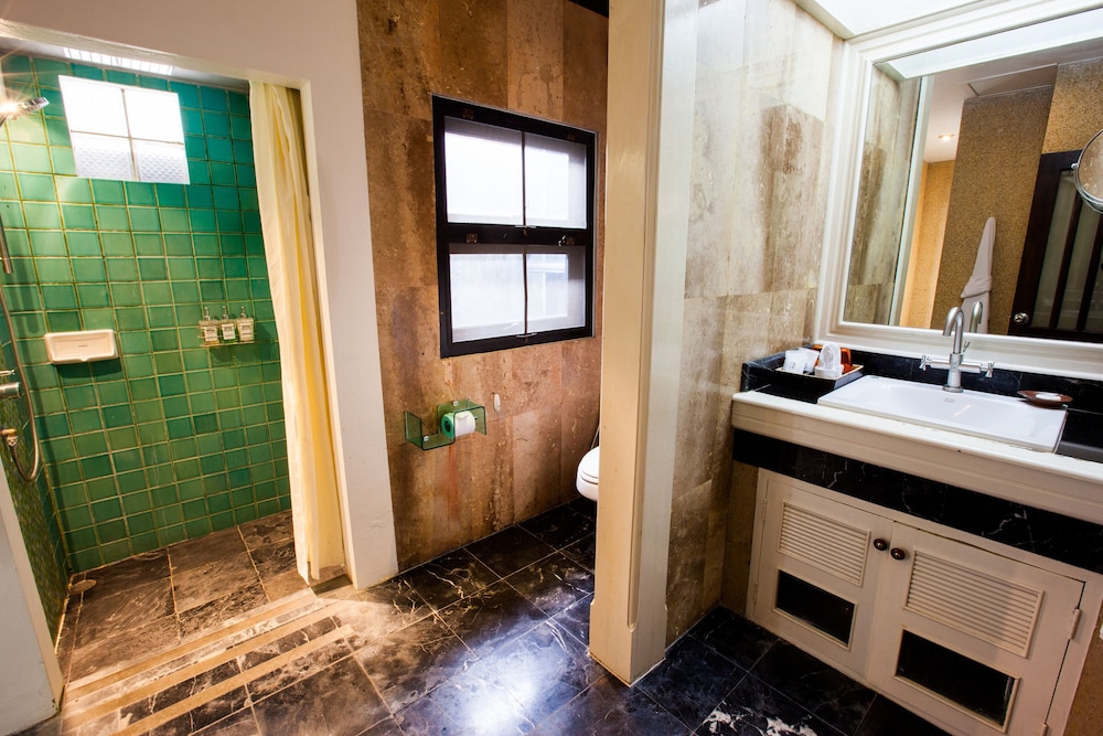 Pao Jin Poon Beach Front Villa 24/56