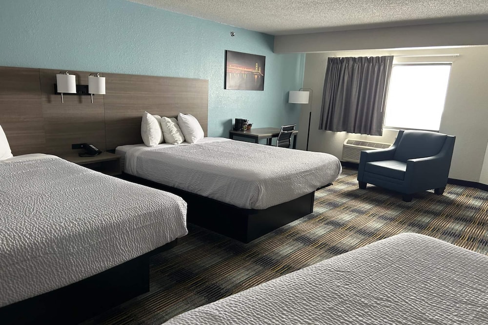 AmericInn by Wyndham Saint Ignace 17/56