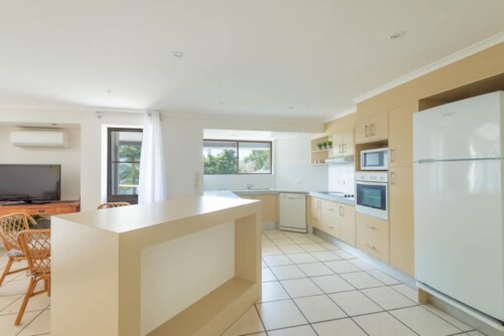 MUNNA BEACH APARTMENTS 7/66