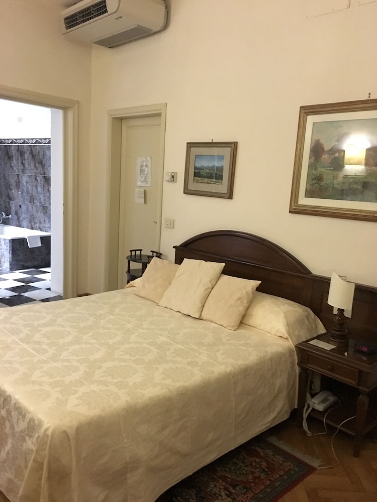 ECONOMY, DOUBLE OR TWIN BED