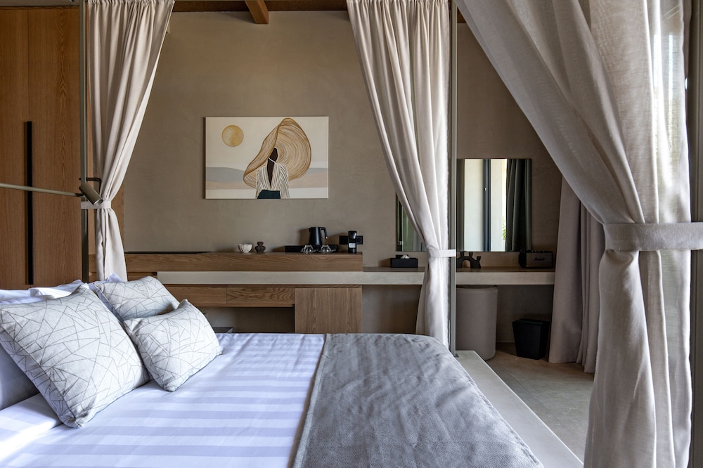 Suite, King Bed, Sea Front, Private Pool, Hot Tub