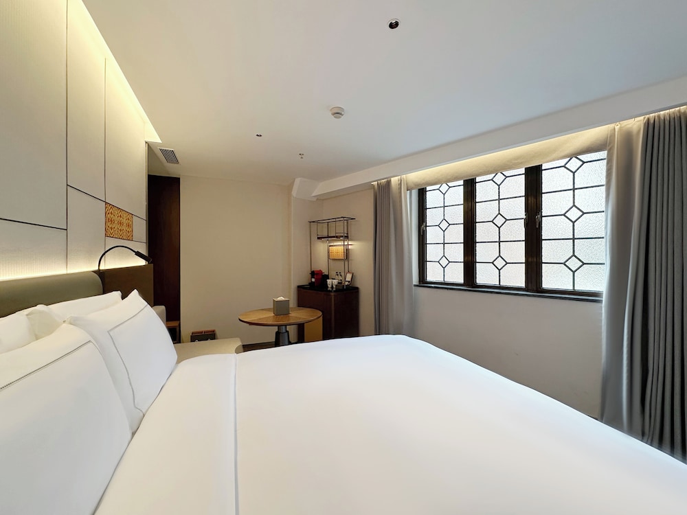 City, King Bed