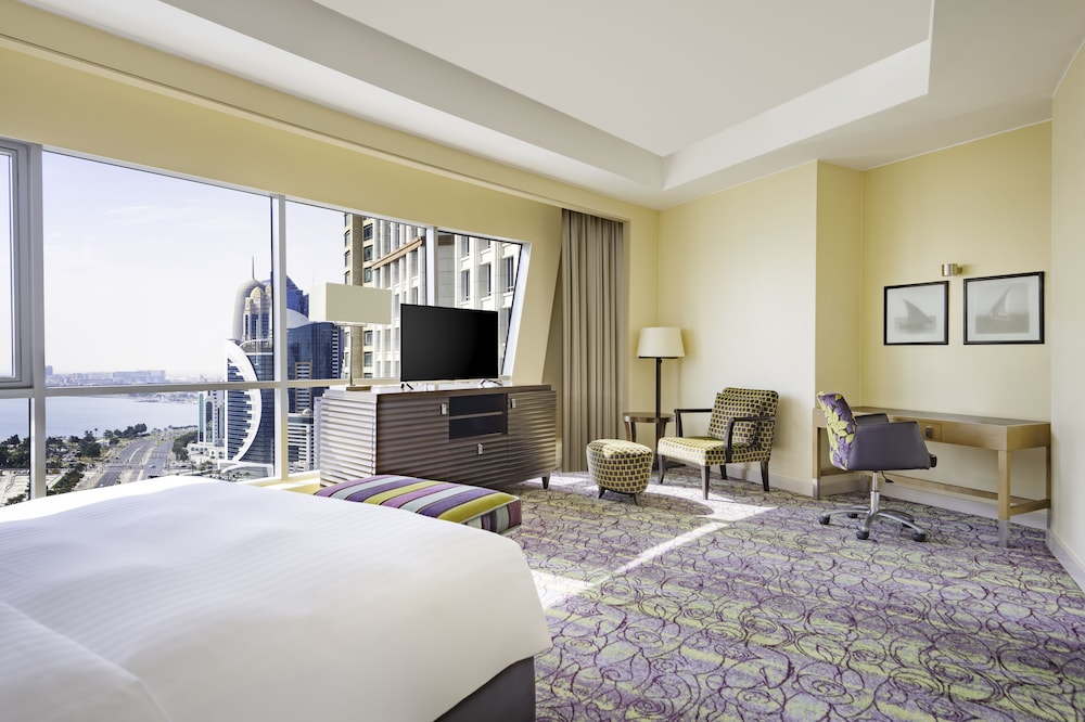 غرفة بانورامية بسرير كينج بإطلالة على البحر للمدخنين، Qabila Westbay Hotel by Marriott 2/3