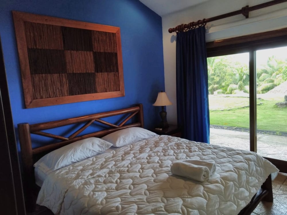 STANDARD, QUEEN BED