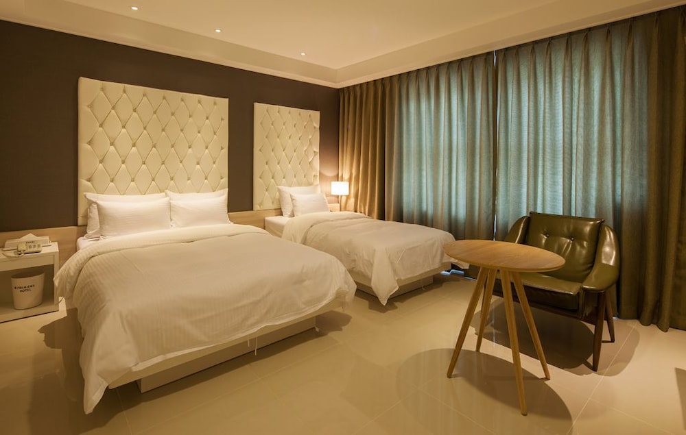 Premiers Hotel 23/63