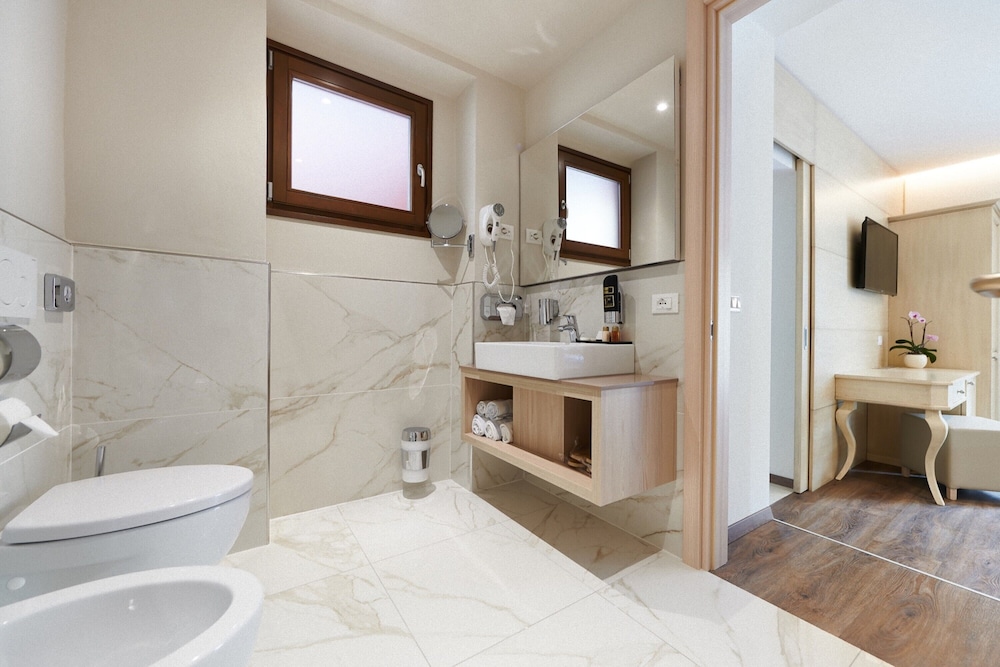 GRAND, SUITE, QUEEN BED, SOFA, GARDEN AREA