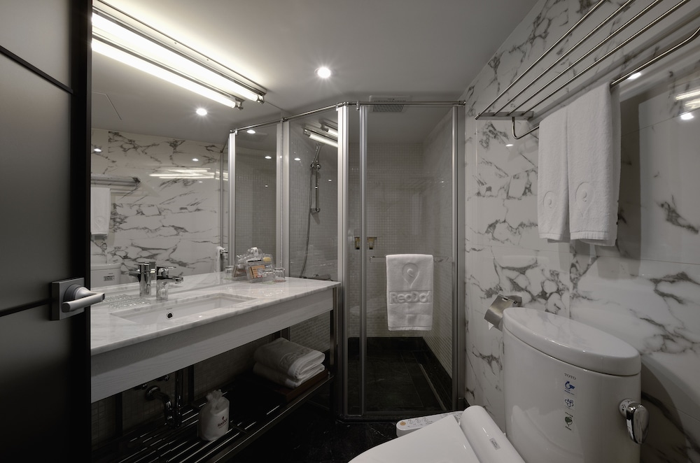 RedDot Hotel 50/50