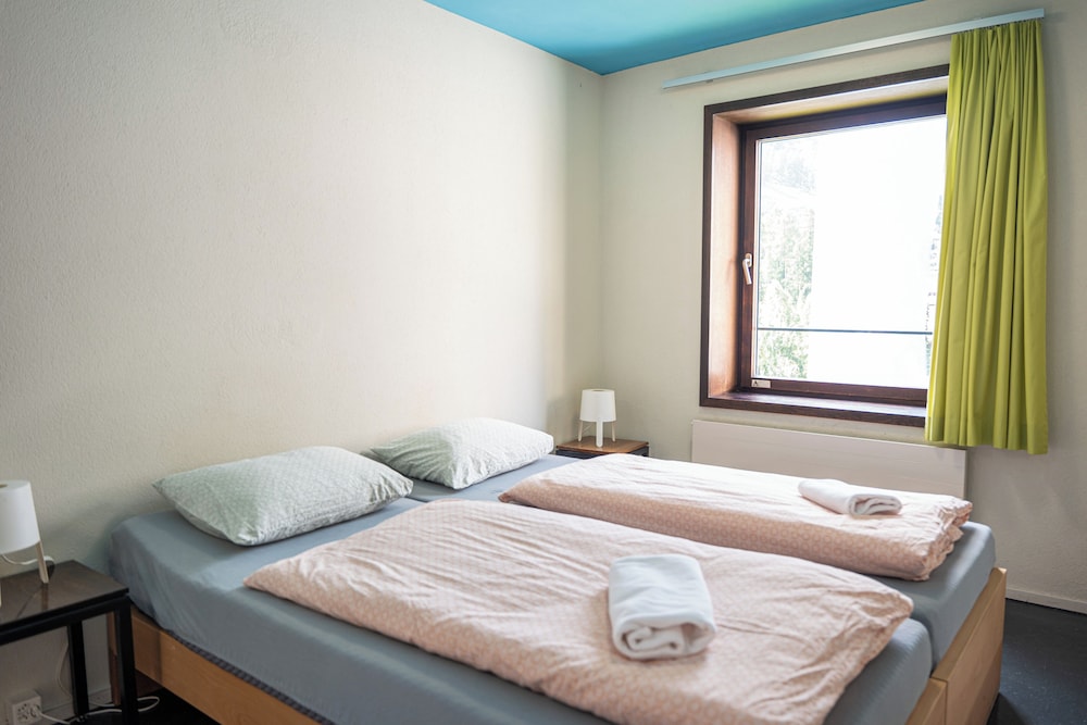ROOM, SINGLE