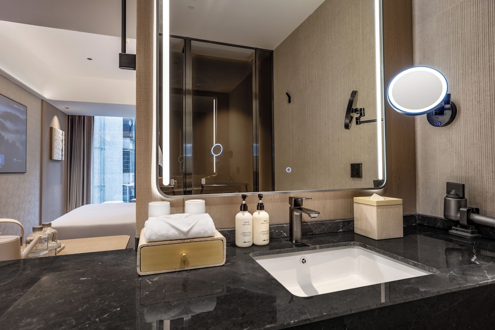 Borrman Hotel (Guangzhou Tianhe Sports Center Linhe West Metro Station) 55/56