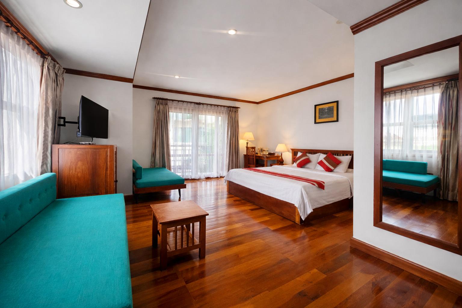 Colonial, King Bed
