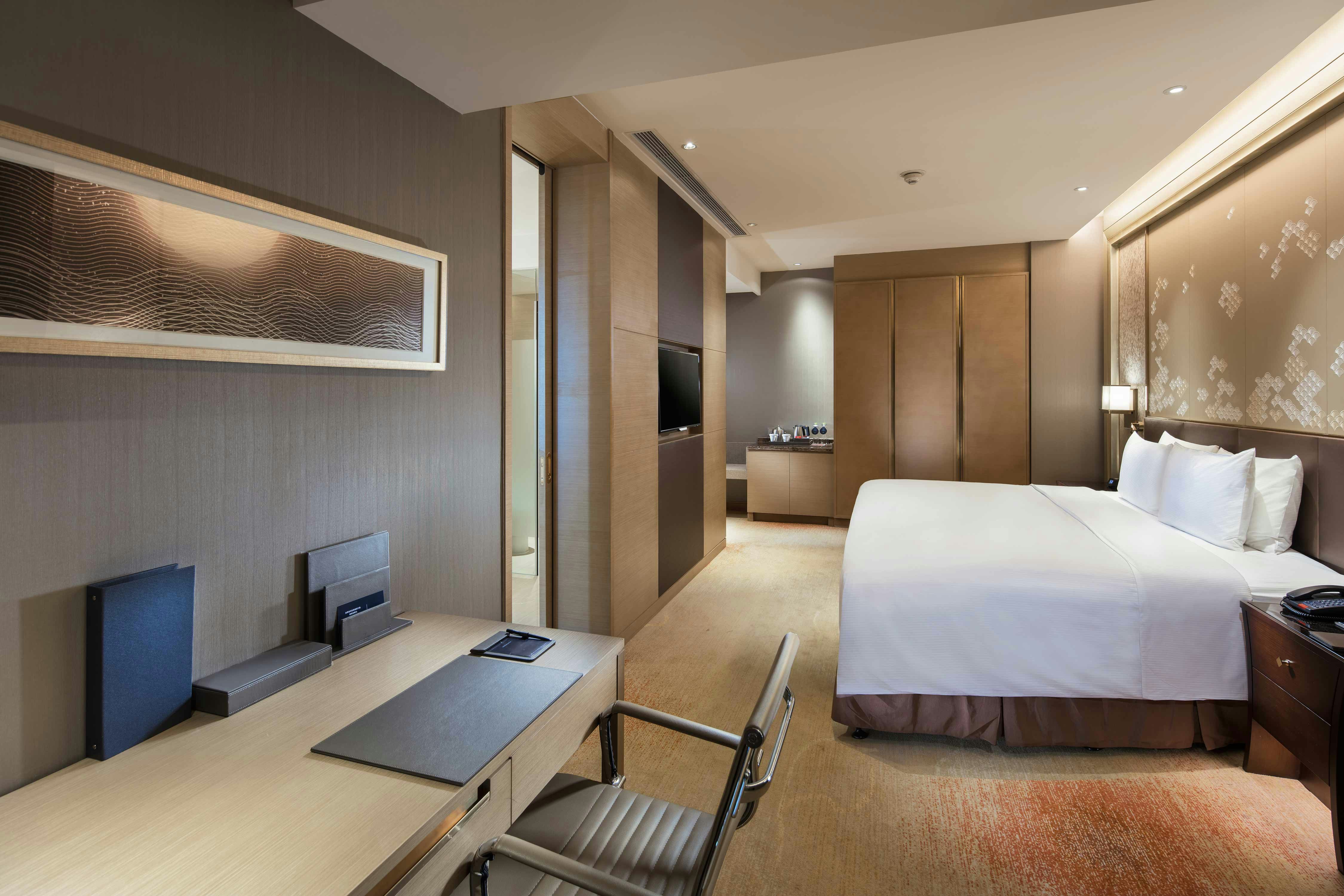EXECUTIVE, KING BED
