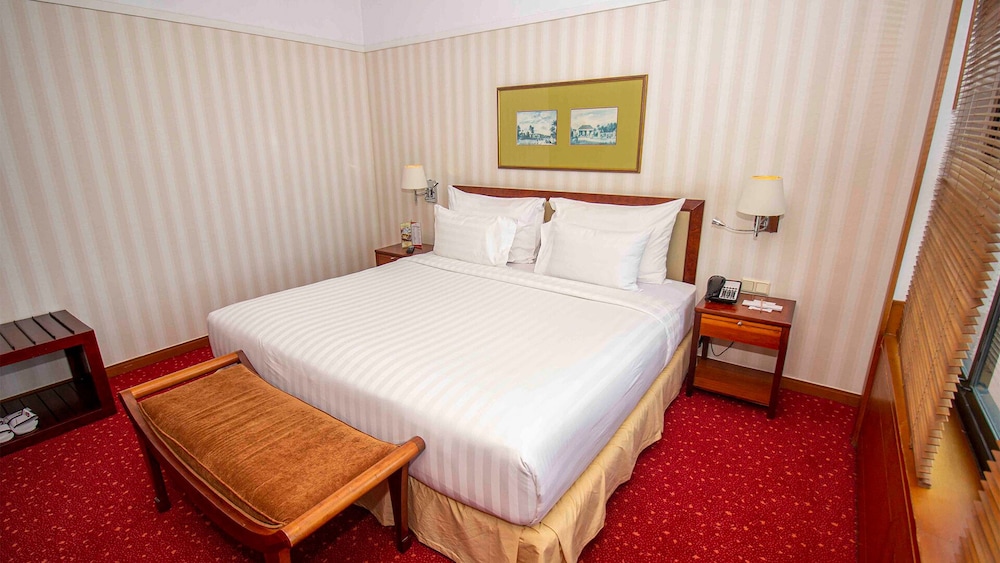 PLAZA, CLUB, SUITE