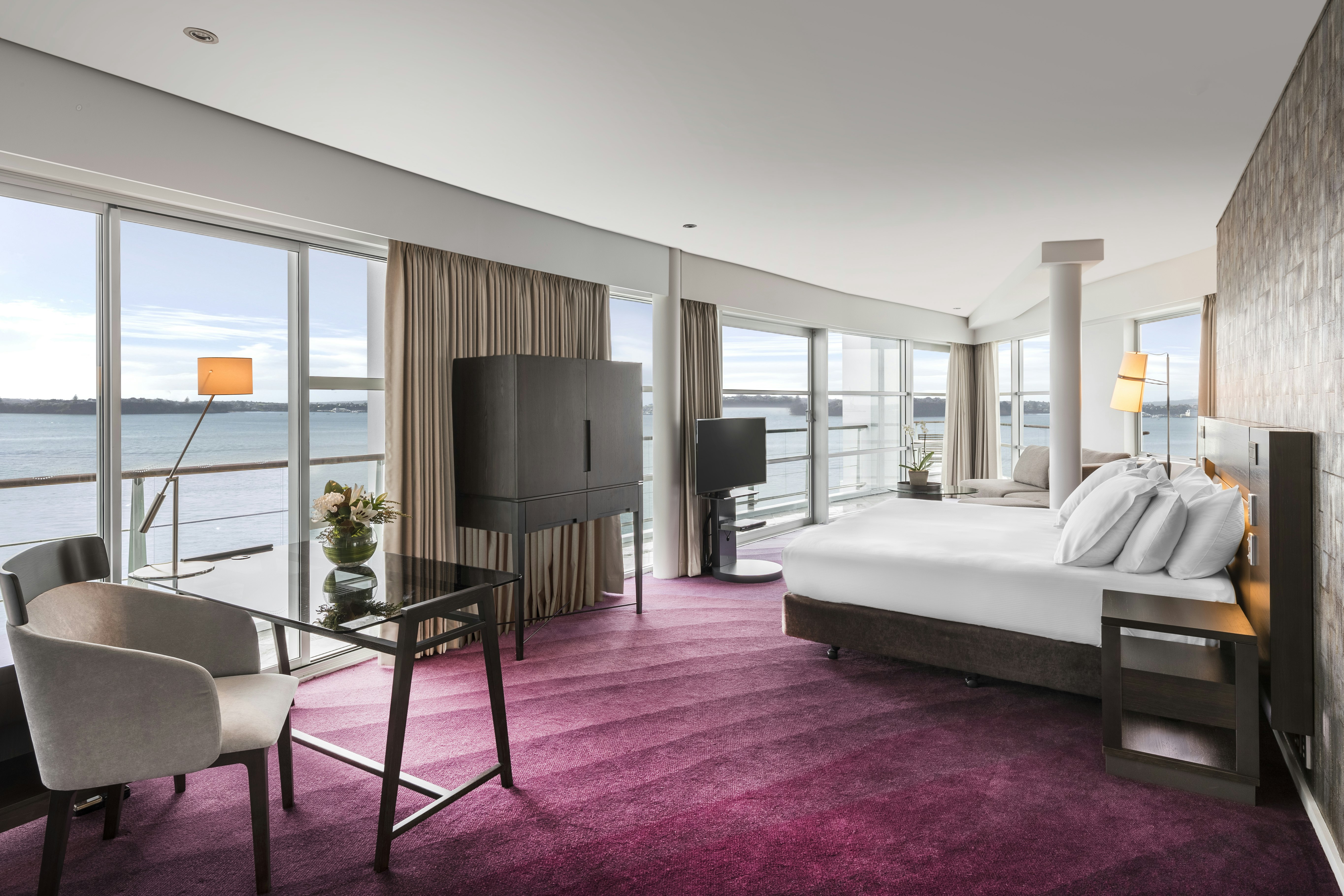 BOW, SUITE, KING BED
