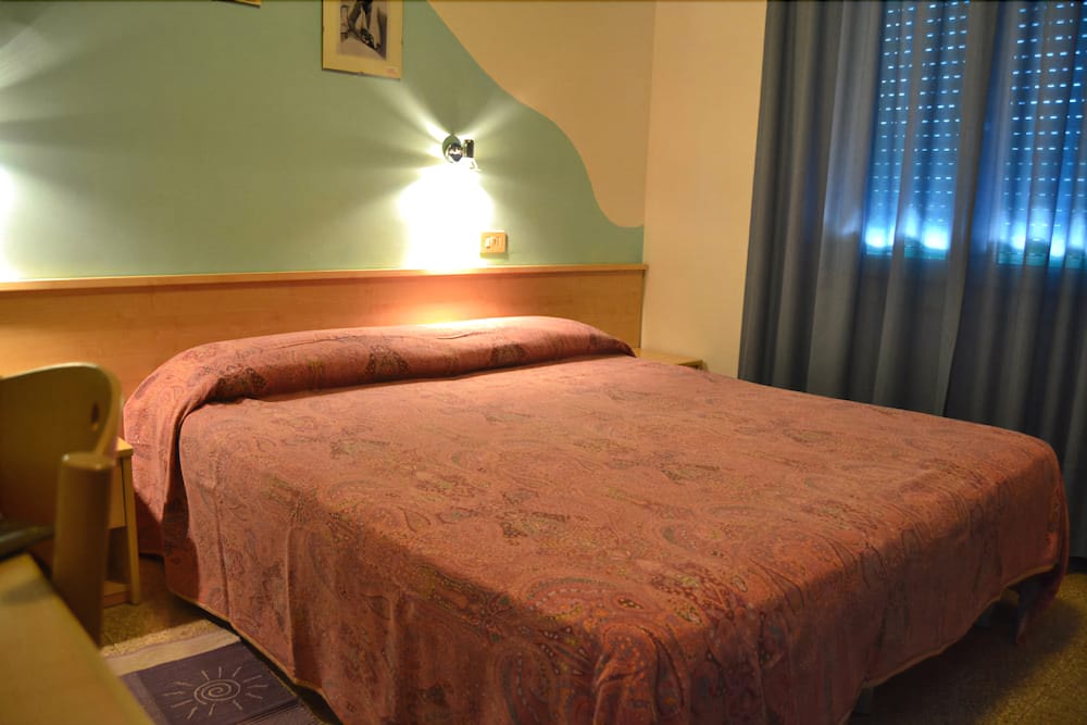 ROOM, DOUBLE BED