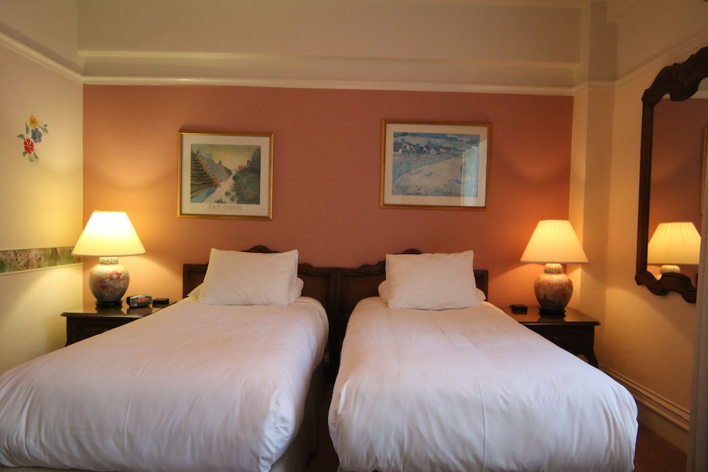 Cornell Hotel de France 2/38