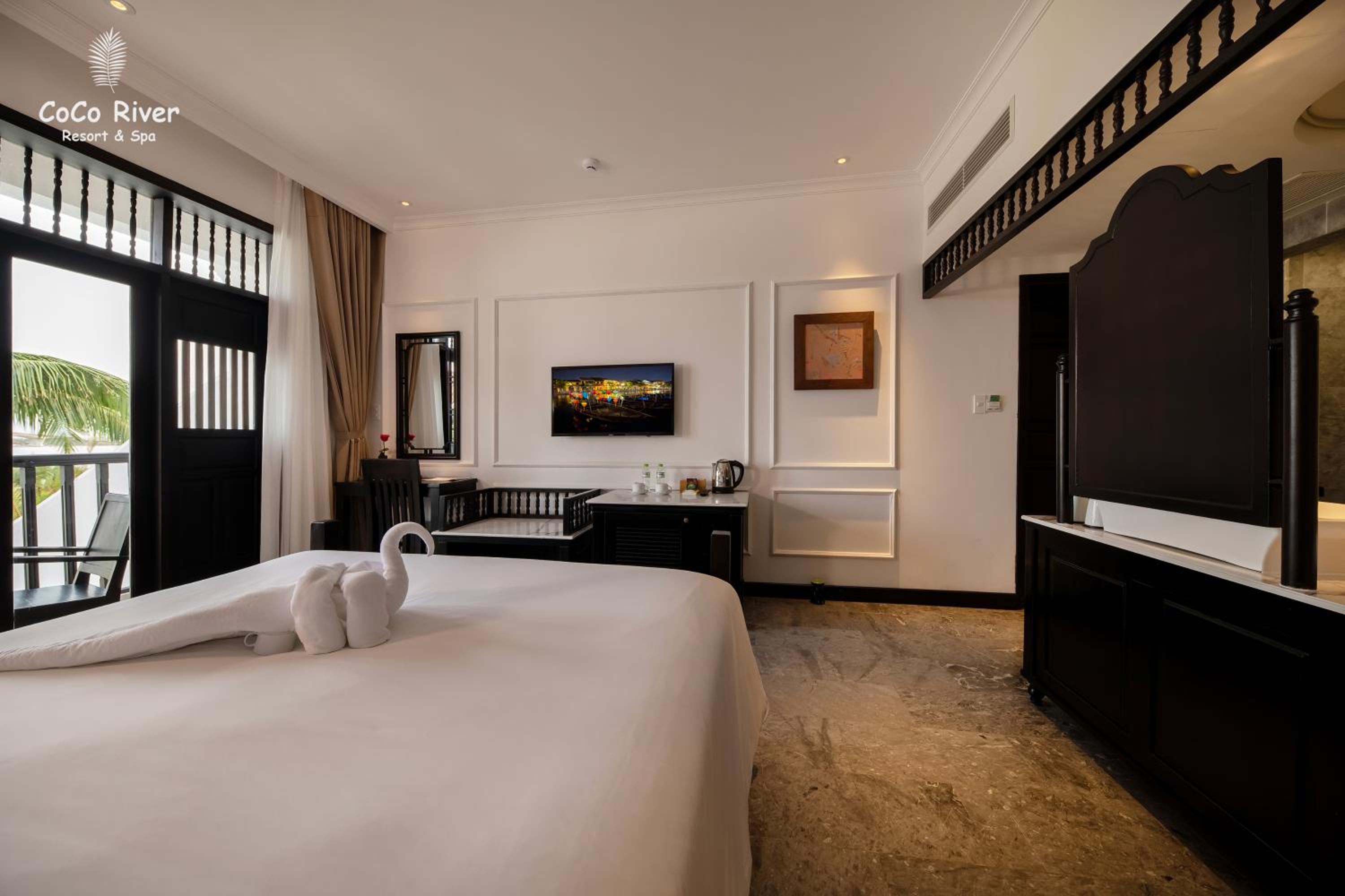 Deluxe, Queen Bed, River View