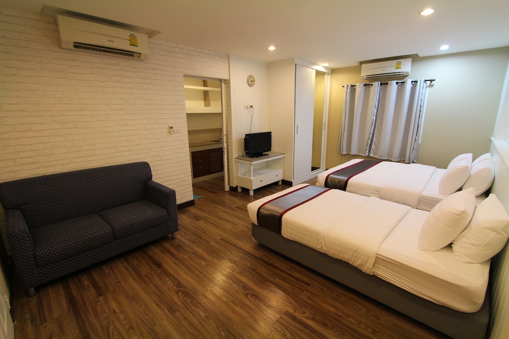 AT RESIDENCE SUVARNABHUMI 32/74