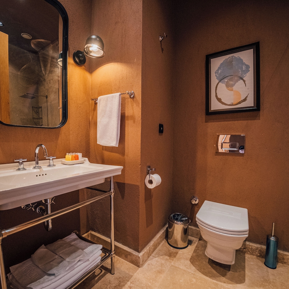 The Remote Hotel 43/44
