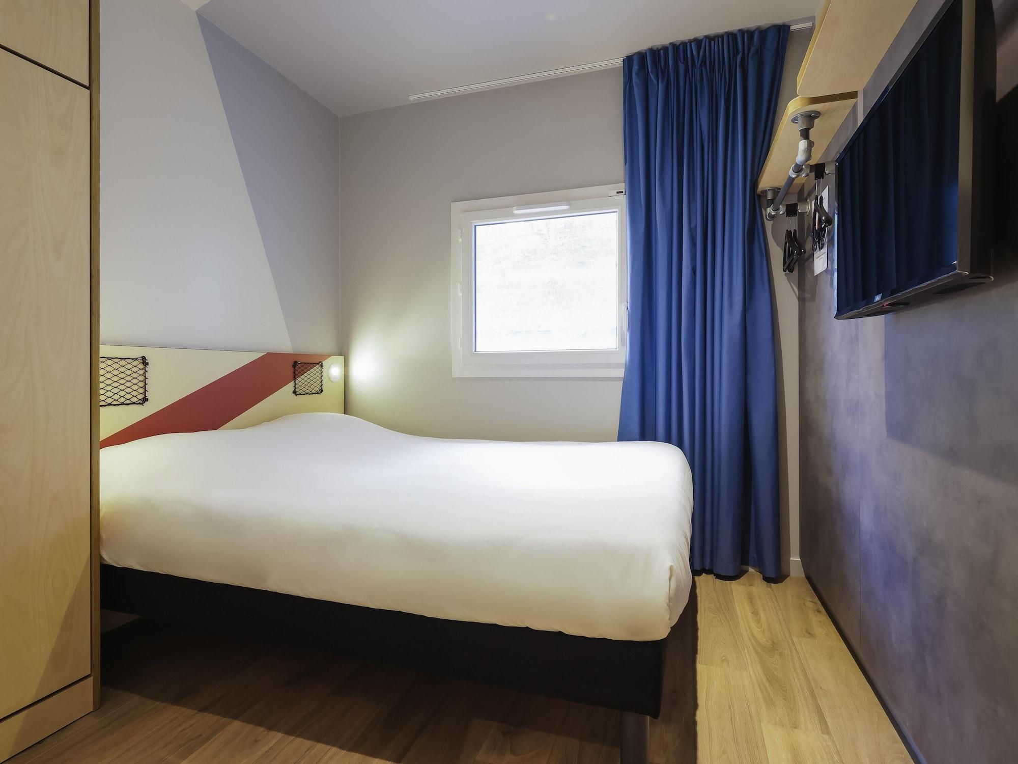 room, multiple beds