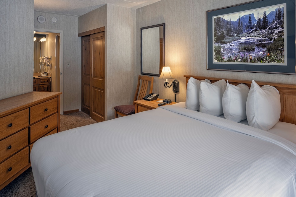 1 Bedroom, Suite, Queen Bed, Mountain Side, Sofa