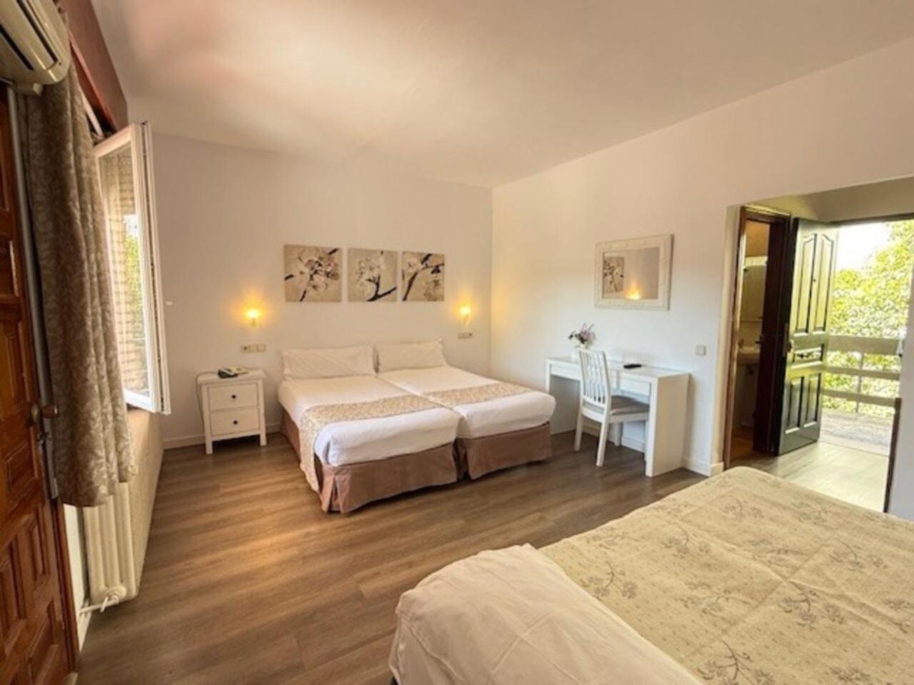 Room, Quadruple, 1 Double and 1 Single Bed