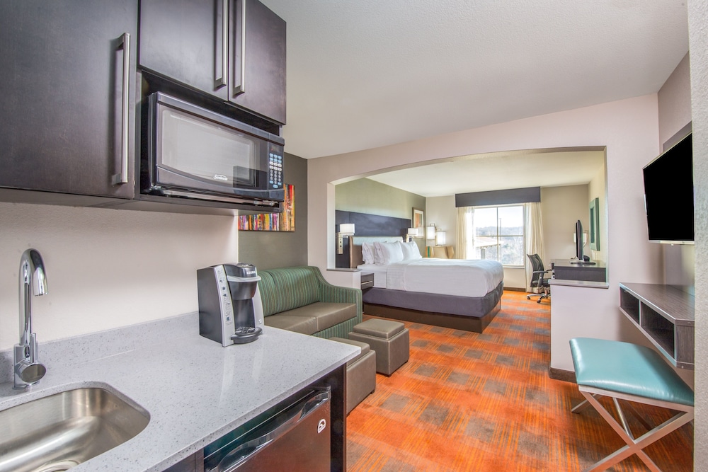 Holiday Inn Express Suites Shawnee Kansas City West 49/67