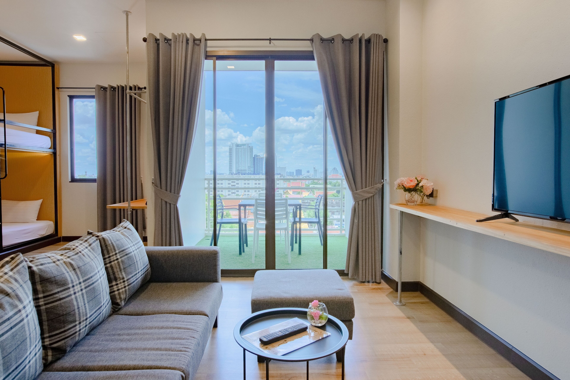ROOM, BUNK BED, CITY VIEW
