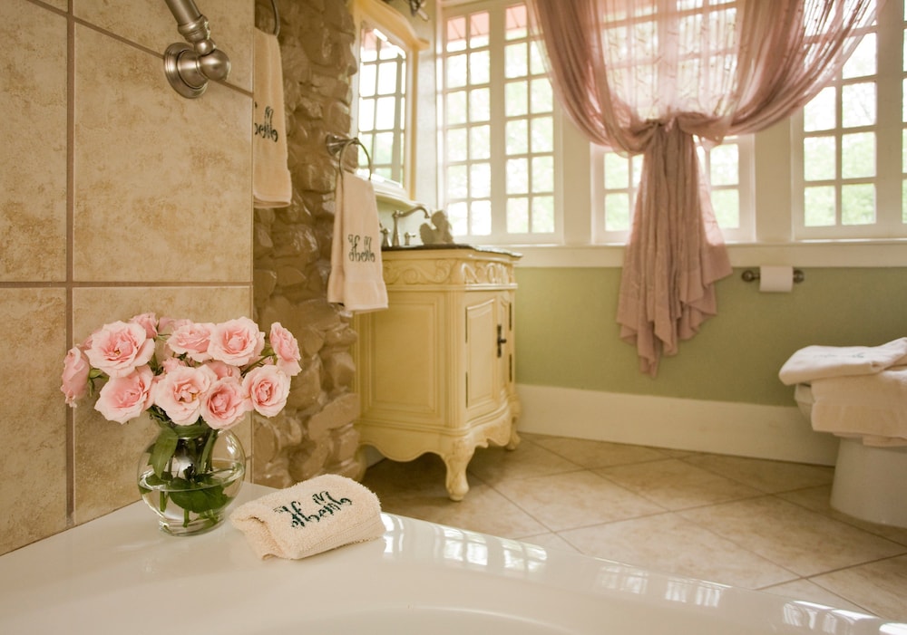 Hilltop Manor Bed and Breakfast 48/49