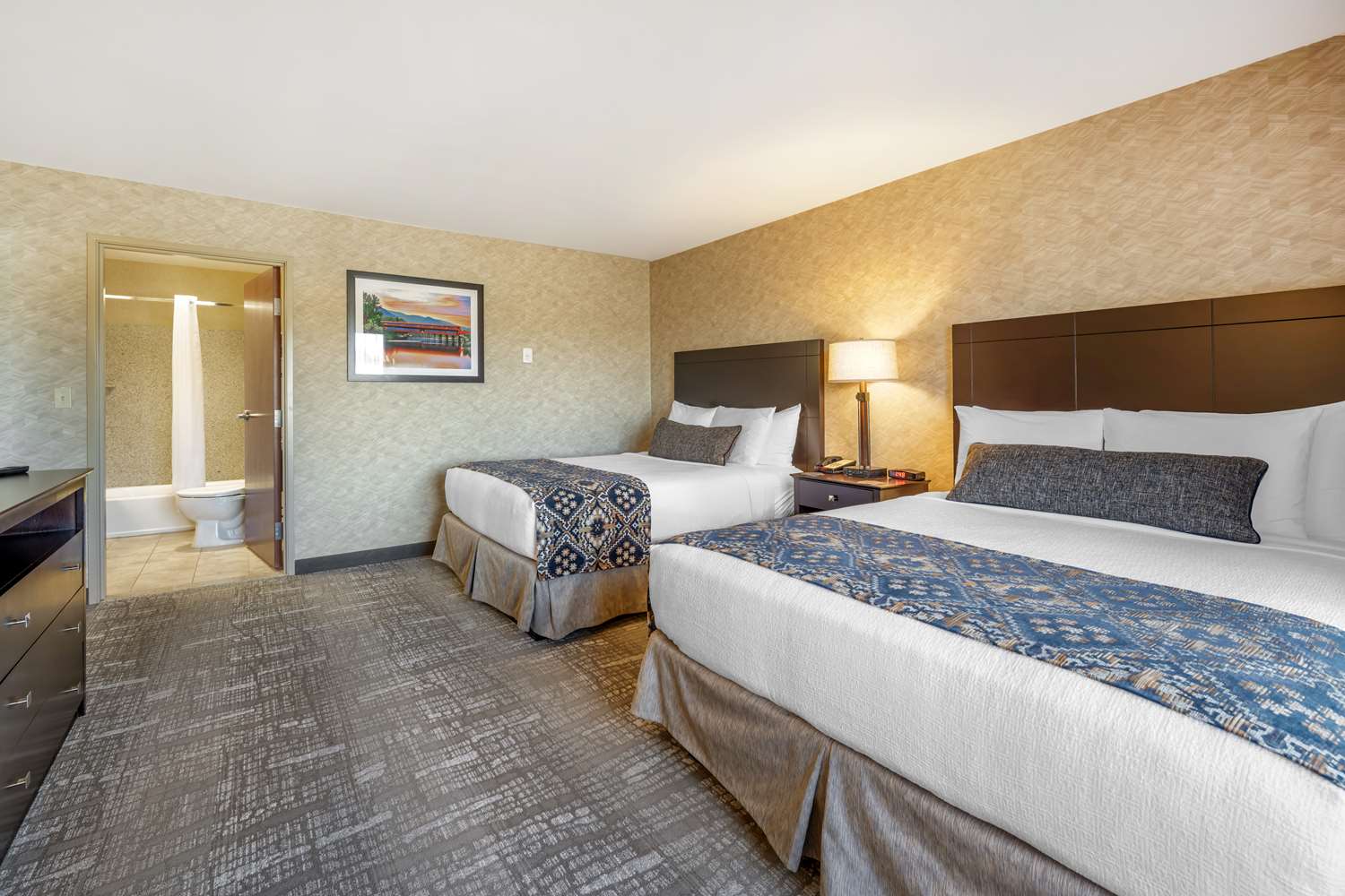 2 Bedrooms, Suite, 1 King and 2 Queen Beds, 2 Bathrooms