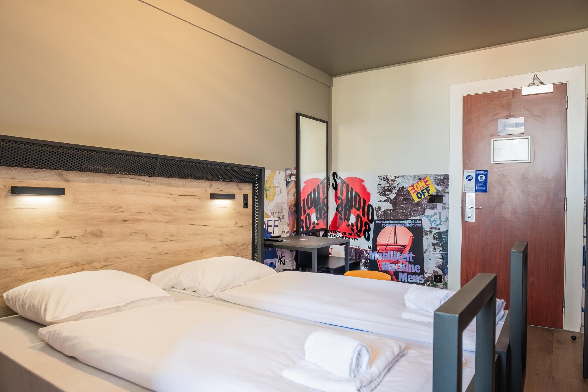 ROOM, 8 BEDS, BUNK BEDS