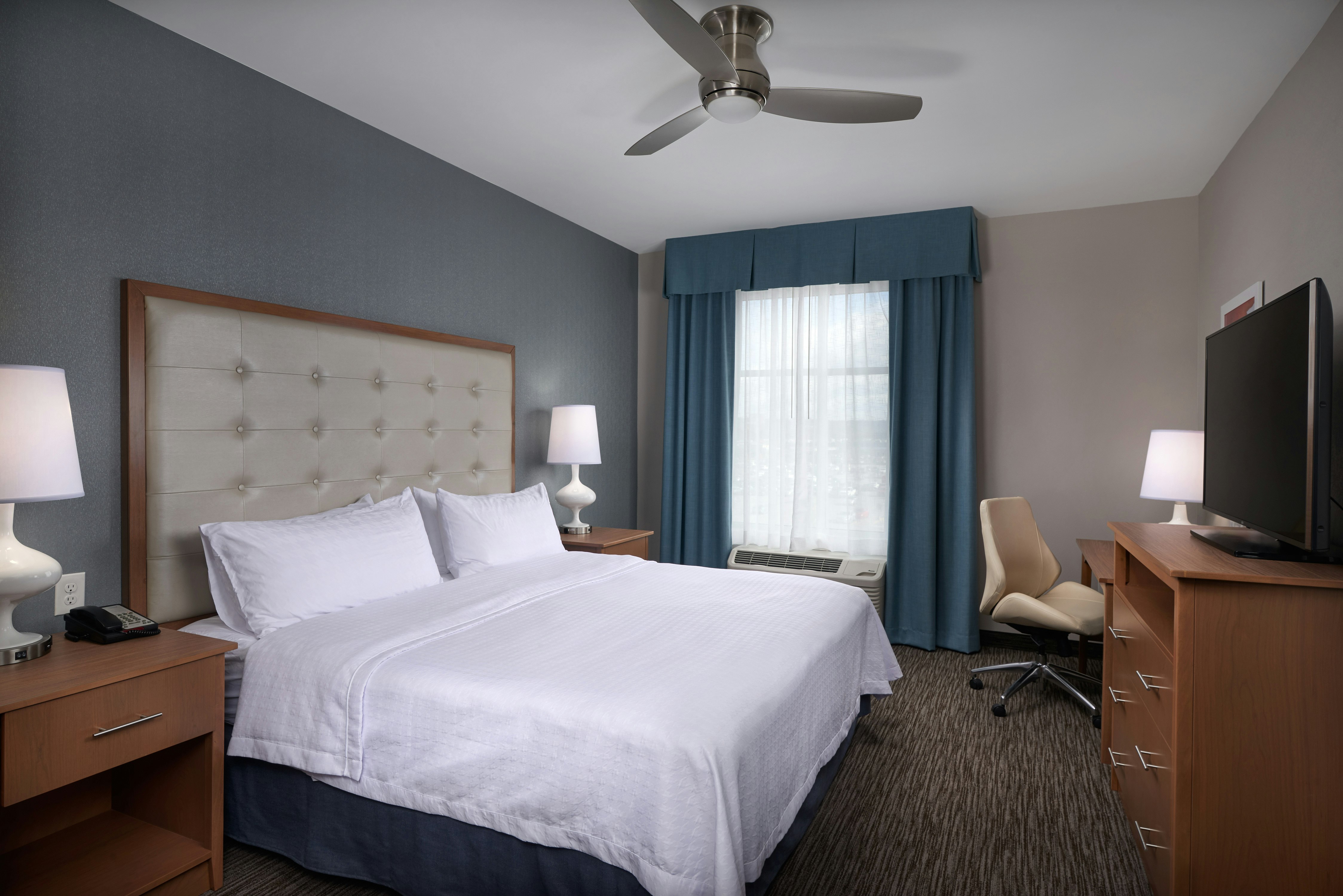 SUITE, KING BED, ACCESSIBLE