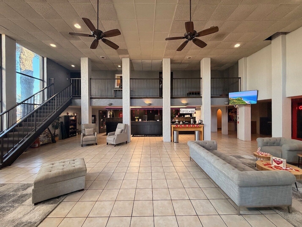 Mariposa Hotel 40/58