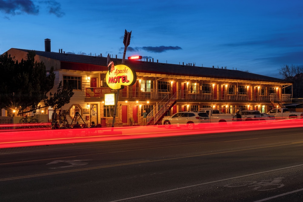 Apache Motel 4/48