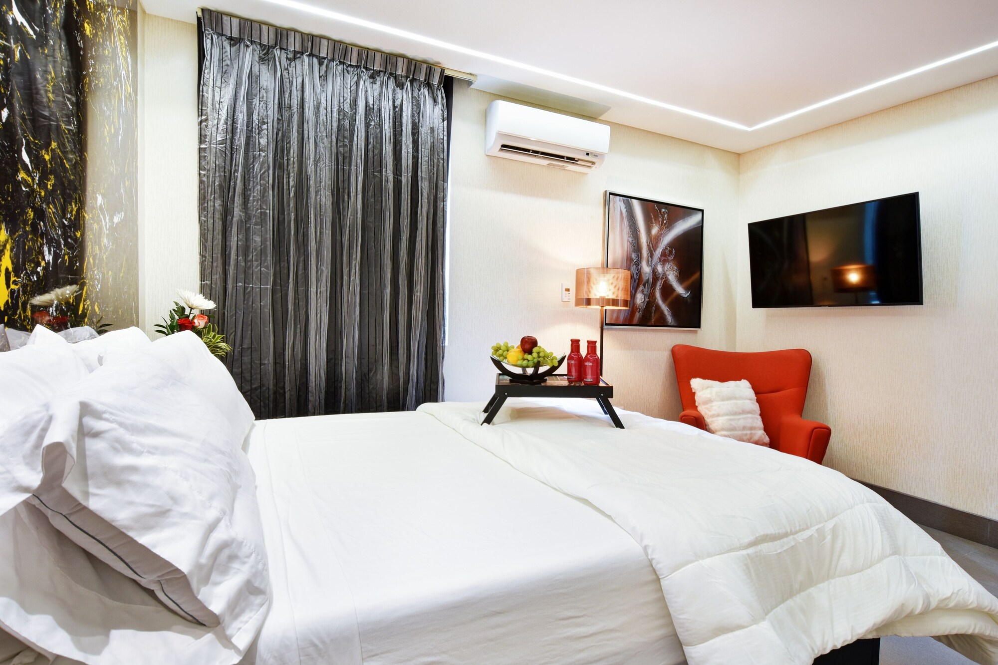 3 BEDROOMS, APARTMENT, JETTED TUB, BALCONY