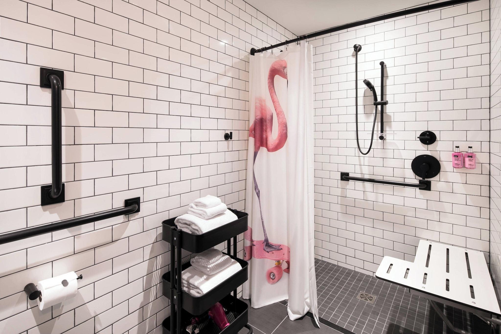 غرفة بسرير مزدوج لذوي الإعاقة، Moxy Seattle Downtown 9/10