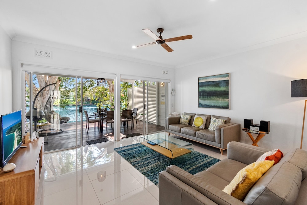 NOOSA ENTRANCE WATERFRONT RESORT 57/80