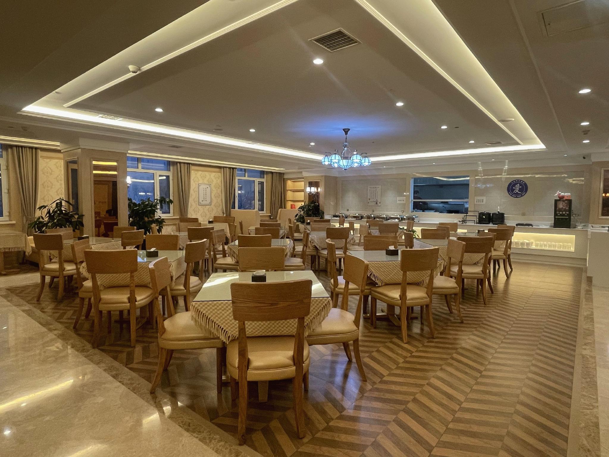 Vienna International Hotel (Urumqi International Airport) 18/27