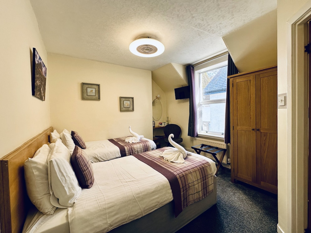 ROOM, TWIN BEDS