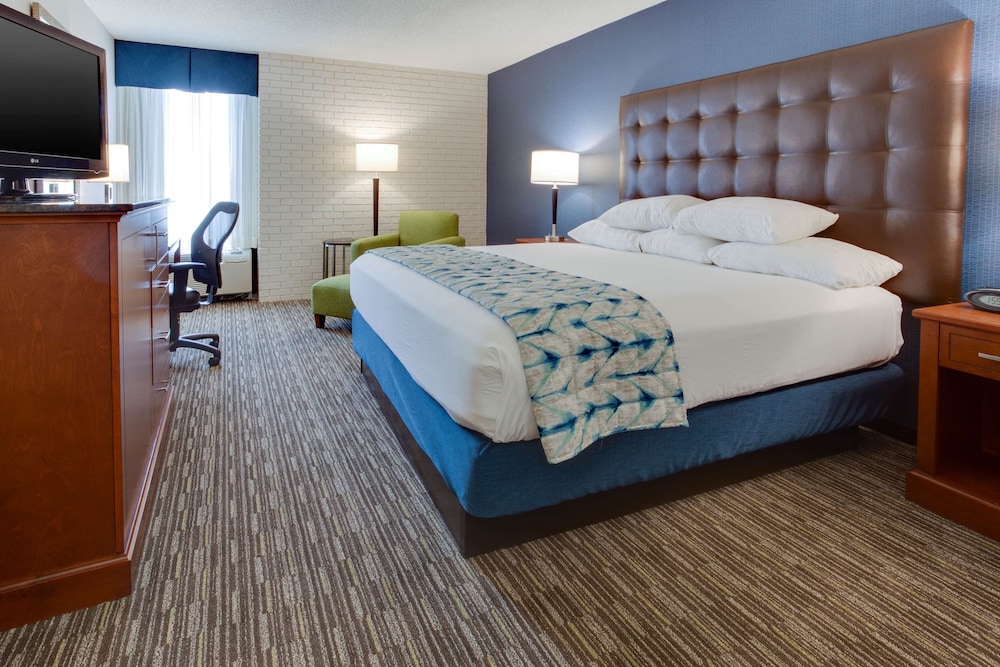 Drury Inn and Suites Nashville Airport 6/45