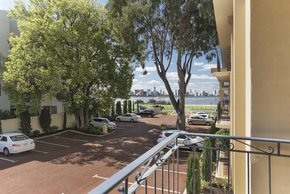 The Peninsula Riverside Serviced Apartments 64/73