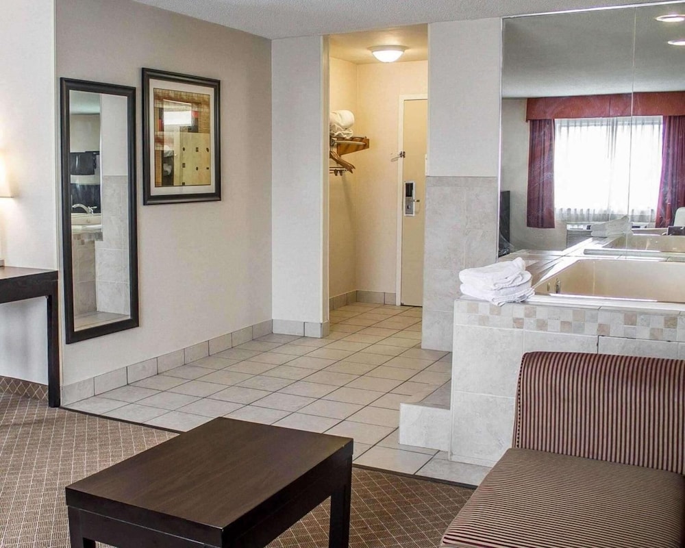 Howard Johnson by Wyndham Columbus State Fairgrounds I-71 43/44