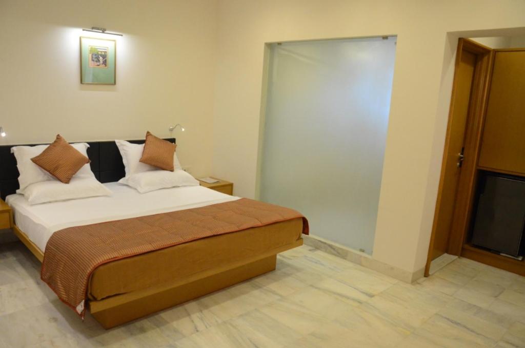Hotel Yuvraj 8/35