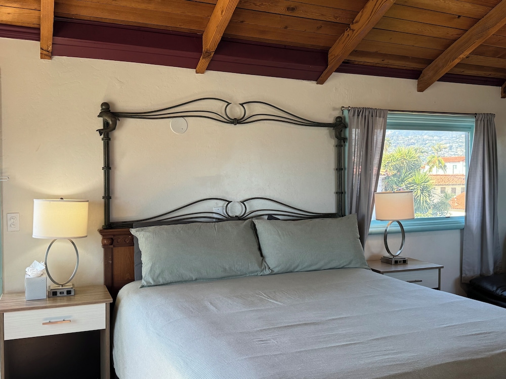 ROOM, KING BED, OCEAN FRONT