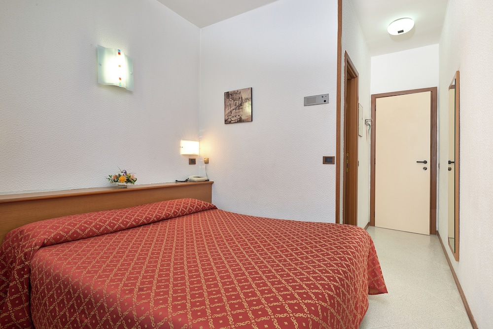 Hotel Careni Villa Italia 23/62